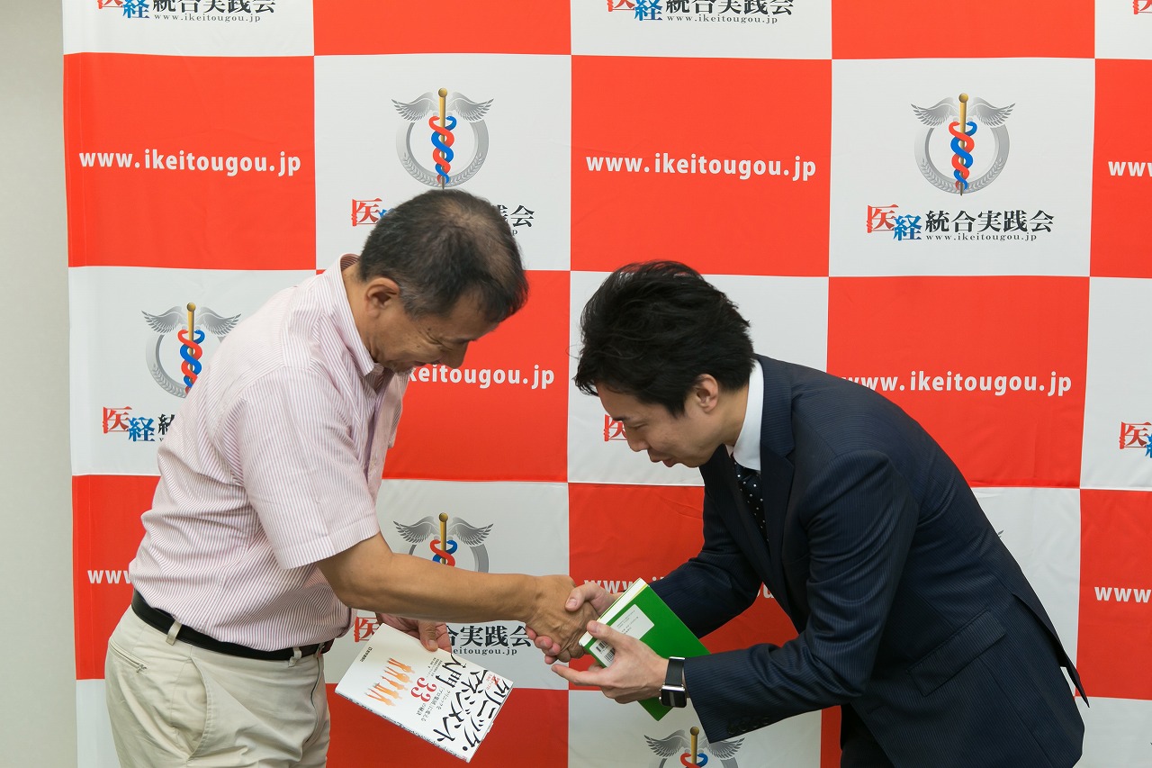 岩田先生と握手.jpg
